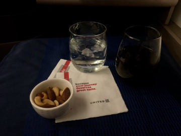 United Airlines Polaris Business Class Boeing 767 300 Drink Nach Start