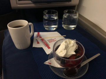 United Airlines Polaris Business Class Boeing 767 300 Nachtisch