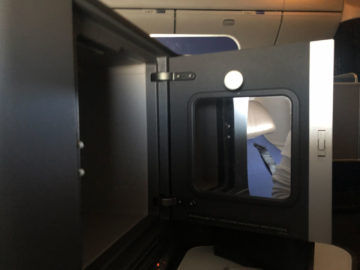 United Airlines Polaris Business Class Boeing 767 300 Staufach