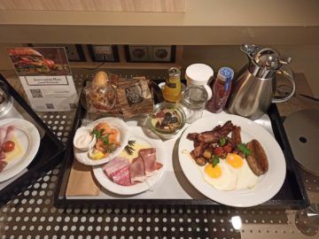 Hilton Frankfurt Airport Fruehstueck Auf Dem Zimmer Tablett2