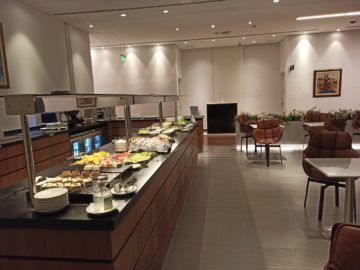 Ethiopian Airlines Sheba Platinum Lounge Addis Abeba Terminal 2 Kaltes Buffet Blick Auf Dusche