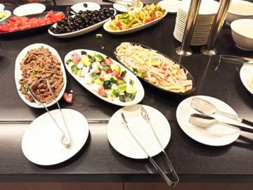 Ethiopian Airlines Sheba Platinum Lounge Addis Abeba Terminal 2 Kaltes Buffet Gemischte Salate