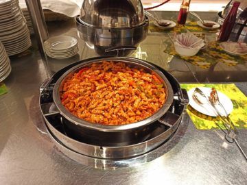 Ethiopian Airlines Sheba Platinum Lounge Addis Abeba Terminal 2 Warmes Buffet Nudeln