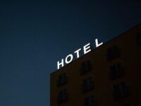 Hotel Leuchtschrift Unsplash