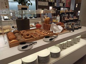 Hyatt Place Frankfurt Airport Fruehstueck Broetchen