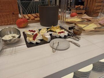 Hyatt Place Frankfurt Airport Fruehstueck Kaese
