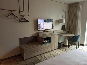Hyatt Place Frankfurt Airport Zimmer Schreibtisch