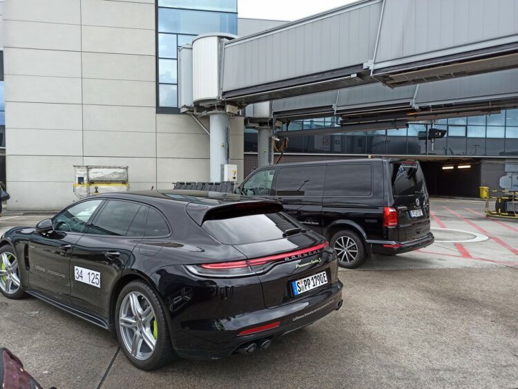 Lufthansa First Class Chauffeur Service Porsche Rollfeld Fluggastbruecke