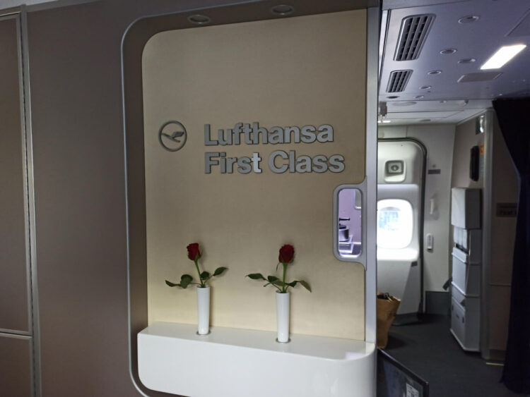 Review Lufthansa First Class Boeing 747 8 Mexico City Kabine Eingang