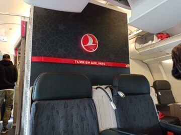 Review Turkish Airlines Business Class Airbus A330 300 Kabine Turkish Airlines Logo