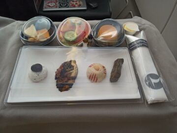 Review Turkish Airlines Business Class Airbus A330 300 Vorspeise Dessert Verpackt