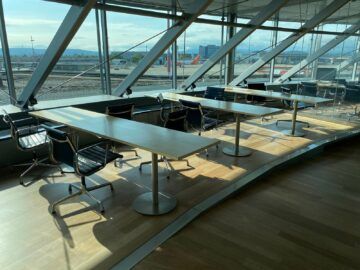 Euroairport Skyview Lounge Schreibtische