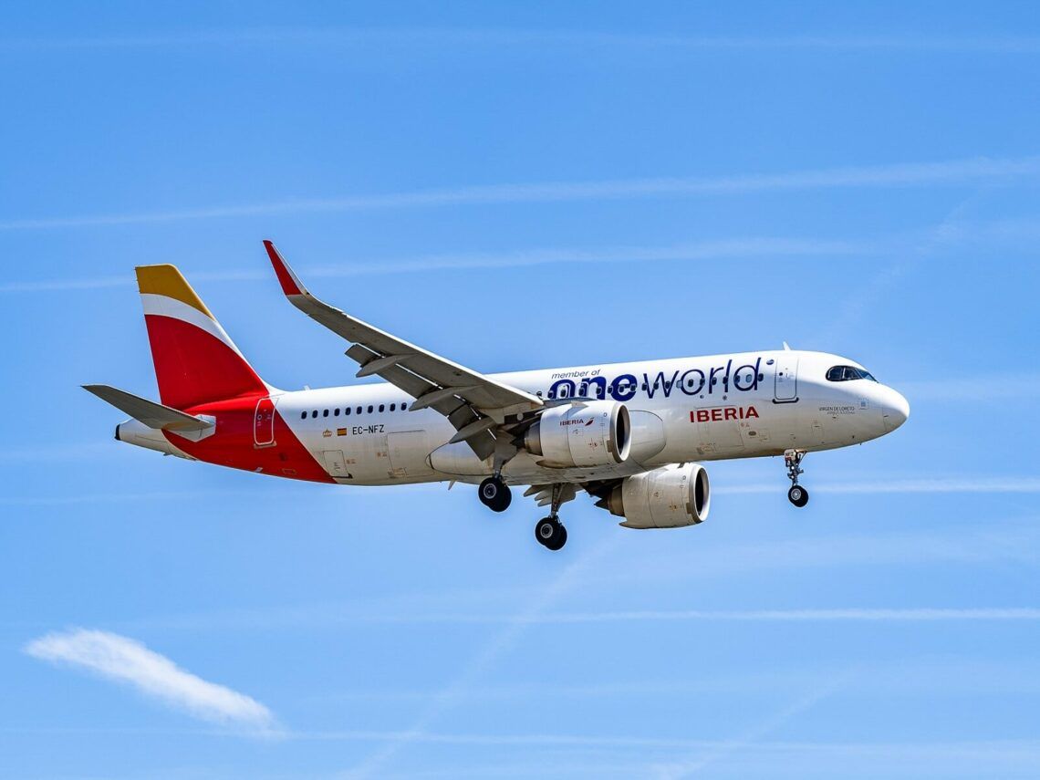Flugzeug Iberia A320neo Oneworld Livery