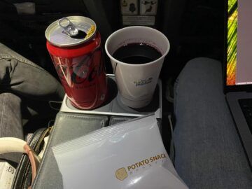 Ana Premium Economy Airbus A380 Coke Rotwein Snacks