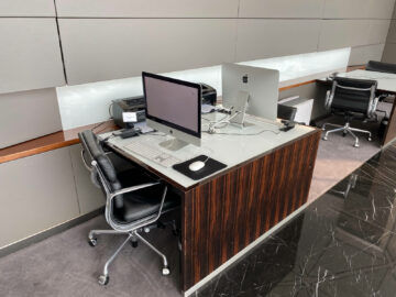 Cathay Pacific The Wing First Class Lounge Arbeitsplatz Mit Computer