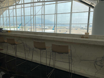 Cathay Pacific The Wing First Class Lounge Blick Auf Das Vorfeld