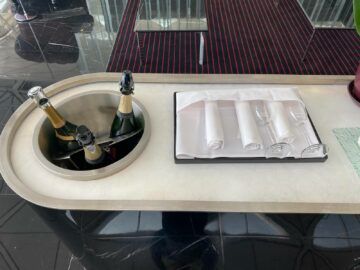 Cathay Pacific The Wing First Class Lounge Champagner