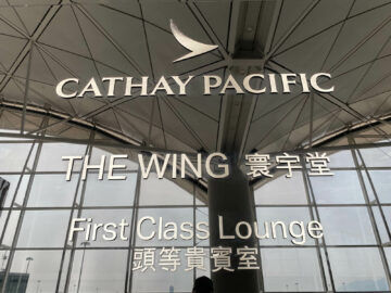 Cathay Pacific The Wing First Class Lounge First Eingang