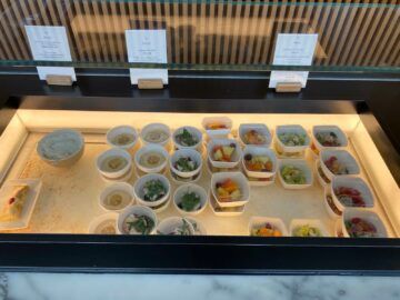 Cathay Pacific The Wing First Class Lounge Salate Fruechte