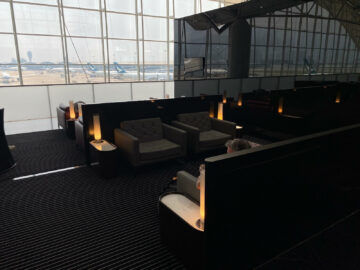 Cathay Pacific The Wing First Class Lounge Sessel2