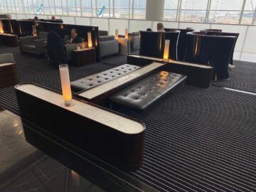 Cathay Pacific The Wing First Class Lounge Sitzbank