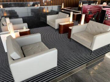 Cathay Pacific The Wing First Class Lounge Sitzkombi