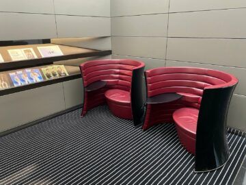 Cathay Pacific The Wing First Class Lounge Sitzmoeglichkeit