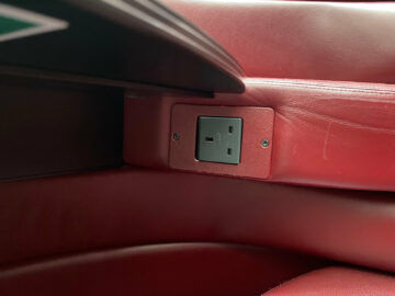 Cathay Pacific The Wing First Class Lounge Stecker