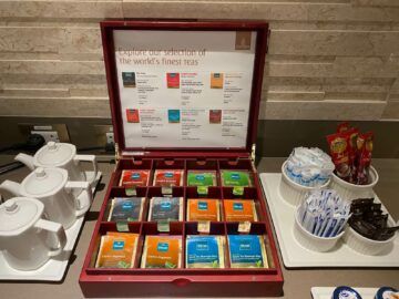 Emirates Lounge Bangkok Tee Auswahl