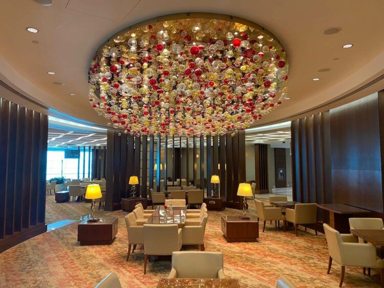 Review Emirates First Class Lounge Dubai Concourse A Deckenleuchte