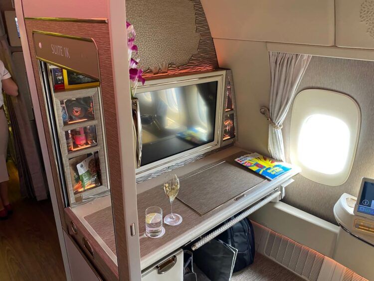 Review Emirates Game Changer First Class Boeing 777 300 Blick In Die Suite