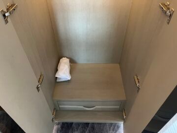 Crown Towers Hotel Sydney Zimmer Kleiderschrank 2