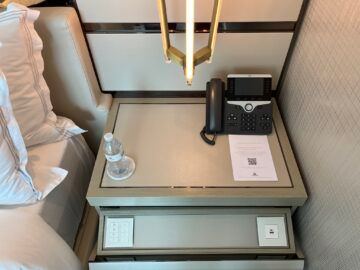 Crown Towers Hotel Sydney Zimmer Nachttisch 2