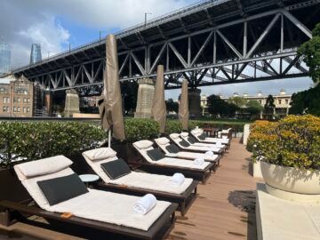 Park Hyatt Sydney Rooftop Pool Liegen 1