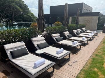 Park Hyatt Sydney Rooftop Pool Liegen 3