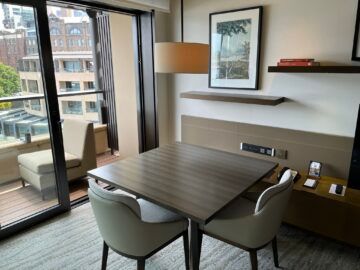 Park Hyatt Sydney Zimmer Schreibtisch