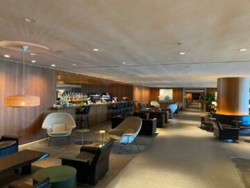 Cathay Pacific The Pier Business Class Lounge Hong Kong Bar 1