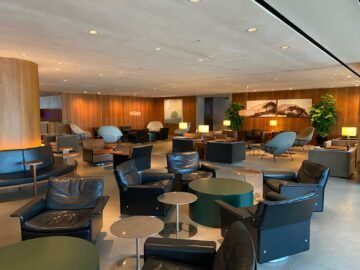 Cathay Pacific The Pier Business Class Lounge Hong Kong Bar 4