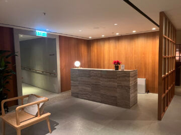 Cathay Pacific The Pier Business Class Lounge Hong Kong Duschen Eingangsbereich