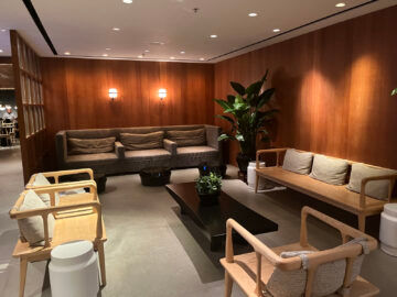 Cathay Pacific The Pier Business Class Lounge Hong Kong Duschen Sitzecke