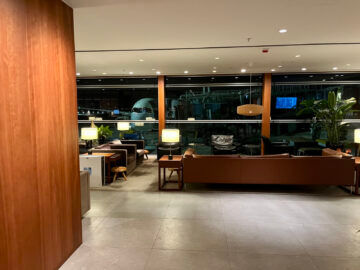 Cathay Pacific The Pier Business Class Lounge Hong Kong Eingangkorridor 2