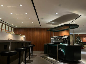Cathay Pacific The Pier Business Class Lounge Hong Kong Food Hall Kaffeewagen