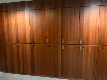 Cathay Pacific The Pier Business Class Lounge Hong Kong Schliessfaecher