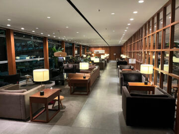 Cathay Pacific The Pier Business Class Lounge Hong Kong Sitzgelegenheiten 3