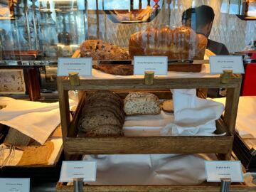 Crown Towers Hotel Sydney Fruehstueck Brot