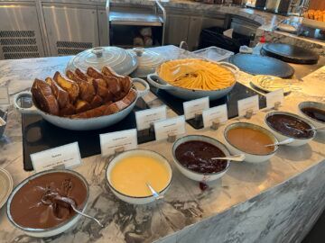 Crown Towers Hotel Sydney Fruehstueck Crepes