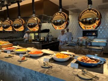 Crown Towers Hotel Sydney Fruehstueck Warme Speisen