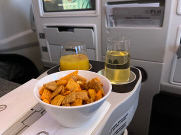 Fiji Airways Business Class Airbus A330 200 Snacks Champagner