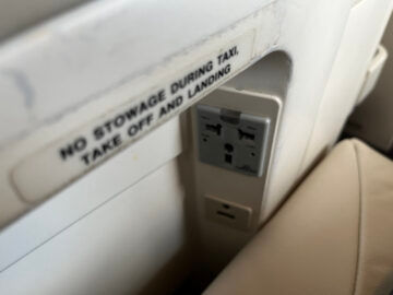 Fiji Airways Business Class Airbus A330 200 Steckdose