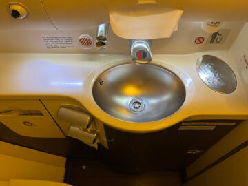 Fiji Airways Business Class Airbus A330 200 Wc 2